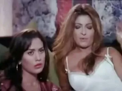 ਕ੍ਰਿਸਟਨ ਕੋਰਟਨੀ ਦੋ ਸਿੰਗਦਾਰ cocks ਦੁਆਰਾ fucked ਪ੍ਰਾਪਤ ਕਰਦਾ ਹੈ