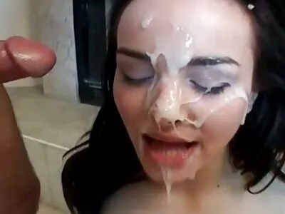 Busty Alexis Fawx ਇੱਕ blowjob ਦਿੰਦਾ ਹੈ ਅਤੇ ਆਪਣੇ ਸੌਤੇਲੇ ਪੁੱਤਰ ਨਾਲ ਸੈਕਸ ਕਰਦਾ ਹੈ