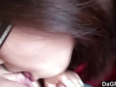 Brunette ਇੱਕ ਸਖ਼ਤ ਮੀਟ ਦੀ ਸੋਟੀ ਨੂੰ ਚੂਸ ਰਹੀ ਹੈ