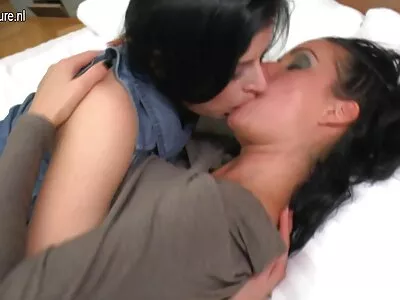 Busty ਕਾਲਾ ਕੰਜਰੀ Evi Rei ਪੂਲ ਦੁਆਰਾ fucked