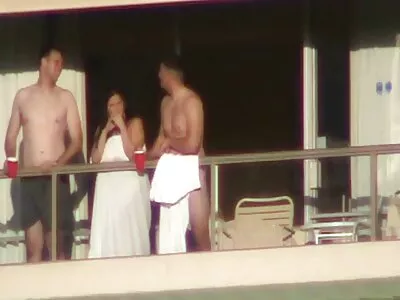 Busty brunette ਕਾਮੁਕ ਸਟੋਕਿੰਗਜ਼ ਪਹਿਨੇ ਹੋਏ ਹਨ