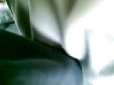 ਕਿੰਕੀ ਕੁੜੀ ਖੁਸ਼ੀ ਤੋਂ ਚੀਕ ਰਹੀ ਹੈ