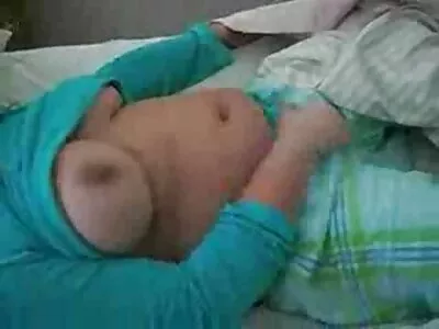 Busty milf ਇੱਕ titjob ਦੇ ਰਿਹਾ ਹੈ